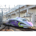 「エヴァンゲリオン」に似たデザインで装飾された山陽新幹線500系「500 TYPE EVA」。11月7日から新大阪～博多間で運行される。