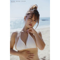 「井口裕香 写真集 MORE MORE MORE」画像