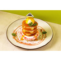 スヌーピーミュージアム「ピーナッツカフェ」の期間限定メニュー「ビ ーグル・スカウトのタワーパンケーキ」（C）2025 Peanuts Worldwide LLC