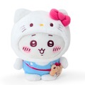 ちいかわ×サンリオキャラクターズ「ちいかわ×ハローキティ ぬいぐるみ」（C）nagano / chiikawa committee（C）025 SANRIO CO.,LTD.