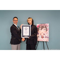 公式認定証を授与される加藤 渉（右）