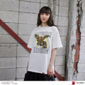 AIR TWOKYO『ゴジラVSデストロイア』グッズコレクション「シーンイラストTシャツ 5（ゴジラVSデストロイア）」着用イメージ　TM ＆（C）TOHO CO.,LTD.