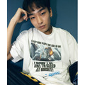 劇場版『チェンソーマン レゼ篇』FREAK'S STOREプリント クルーネックTシャツ「ChainsawMan」着用イメージ（C）2025 MAPPA／チェンソーマンプロジェクト（C）藤本タツキ／集英社