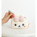 サンエックス「Makeup Rilakkuma ミラー付ぬいぐるみポーチ」コリラックマ　使用イメージ（C）2025 SAN-X CO., LTD. ALL RIGHTS RESERVED.