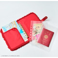 「Maison de FLEUR×HELLO KITTY いちごマルチケースBOOK RED」使用イメージ