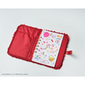「Maison de FLEUR×HELLO KITTY いちごマルチケースBOOK RED」使用イメージ