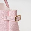 ヤングアンドオルセン「sweet presents YOUNG ＆ OLSEN The DRYGOODS STORE BELTED TOTE BAG BOOK PINK」使用イメージ