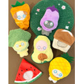 ぬいぐるみ用着ぐるみ、ぬいぐるみ用マット/各390円(税込429円)