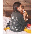 映画『トイ・ストーリー5』のGLOBAL WORK限定コレクション KIDS用「ヘビロッ TEE」着用イメージ
