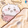 「ちいかわ」BIGサイズのブランケットが10月中旬よりプライズ展開！お菓子作りイラストや、斧を持って飛び掛かる金太郎デザインの2種