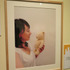 東尾さんが出品した写真作品。プーさんのぬいぐるみと向き合う姿を、一枚の写真に収めた