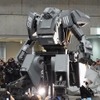 ワンフェス2012夏に登場　搭乗可能な巨大ロボット「クラタス」、幕張メッセに立つ・画像