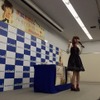 黒崎真音、9thシングル発売記念イベントでファンと一緒に“乾杯”・画像