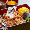 「鬼滅の刃」煉獄さんの“うまいうまい牛鍋弁当”や、童磨の氷が涼しげ冷麺に！全13種の限定メニュー＆ノベルティが登場！「ジョイフル」コラボ再び【7月14日～】・画像