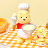 「くまのプーさん」8月3日は“はちみつの日”！コック帽をかぶったプーさんが超キュート♪とろ～りはちみつのパンケーキをテーマにした新コレクションが登場・画像