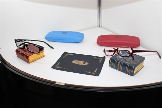 「ガルパン」コラボも登場「執事眼鏡eyemirror」メガネっ娘とメガネ男子が集結【コミケ91】