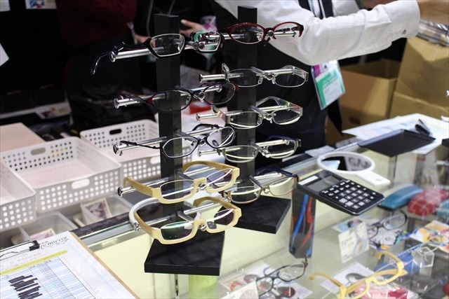 「ガルパン」コラボも登場「執事眼鏡eyemirror」メガネっ娘とメガネ男子が集結【コミケ91】