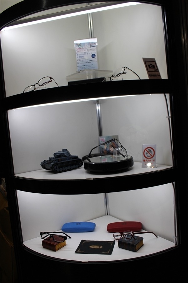 「ガルパン」コラボも登場「執事眼鏡eyemirror」メガネっ娘とメガネ男子が集結【コミケ91】