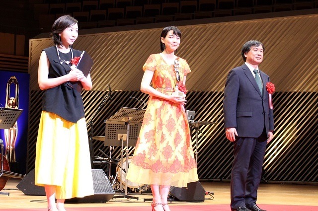 第71回毎日映画コンクール表彰式 片渕須直監督と新海誠監督が並ぶ