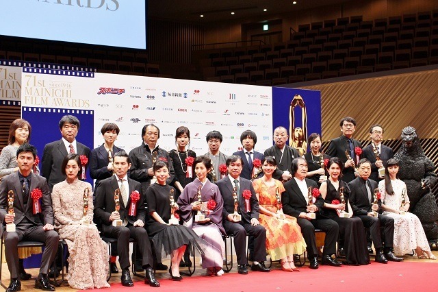 第71回毎日映画コンクール表彰式 片渕須直監督と新海誠監督が並ぶ