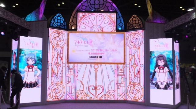 「マギアレコード」ブースでは“まどか”や“いろは”がお出迎え！ 劇場版3作品も大型モニタで上映