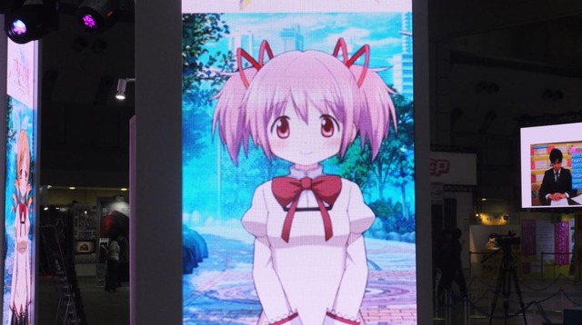 「マギアレコード」ブースでは“まどか”や“いろは”がお出迎え！ 劇場版3作品も大型モニタで上映