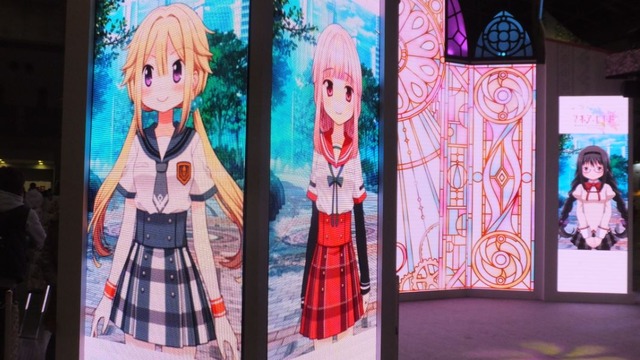 「マギアレコード」ブースでは“まどか”や“いろは”がお出迎え！ 劇場版3作品も大型モニタで上映