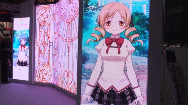 「マギアレコード」ブースでは“まどか”や“いろは”がお出迎え！ 劇場版3作品も大型モニタで上映