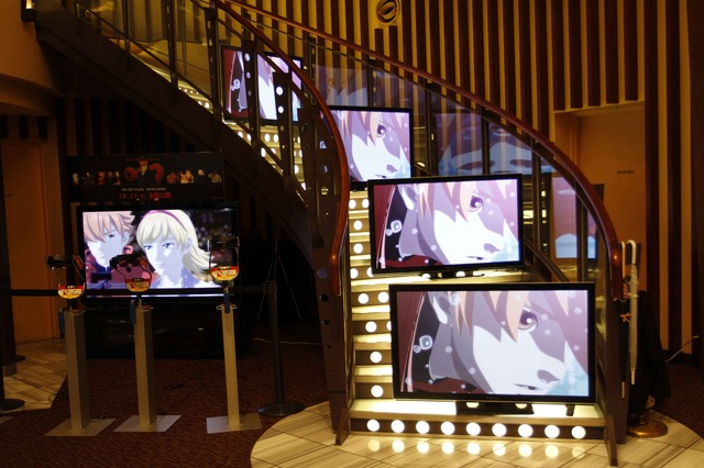 劇場に訪れた人の目を惹く本作のディスプレイ。