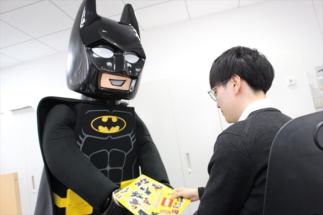 レゴバットマンがアニメ！アニメ！編集部に参上 「オレ様のかっこいいアクションに注目」と映画をアピール
