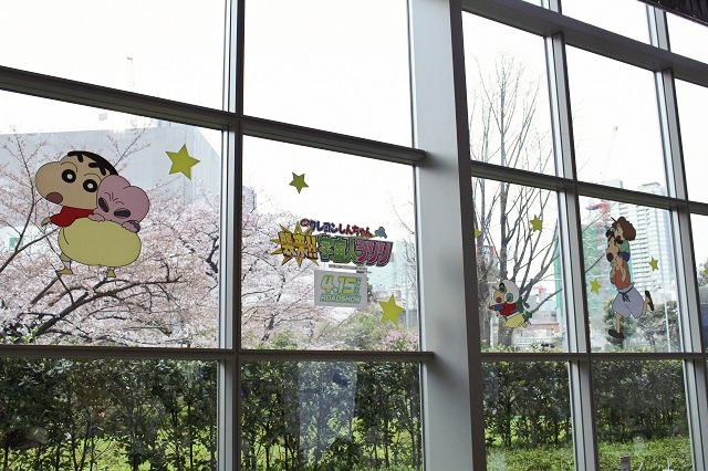 しんちゃんカフェに遊びにくれば～？ スタンプラリーやフォトスポットなどテレ朝本社がしんちゃん一色に