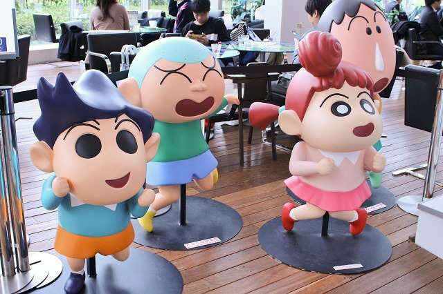 しんちゃんカフェに遊びにくれば～？ スタンプラリーやフォトスポットなどテレ朝本社がしんちゃん一色に