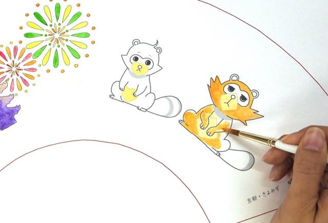 「有頂天家族」が京扇子とコラボ キャラクター扇子の絵付け体験プログラムが開催