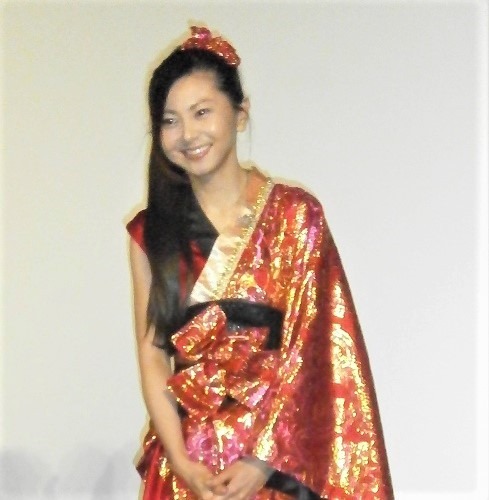 倉木麻衣が劇場主題歌を熱唱！「名探偵コナン から紅の恋歌」初日舞台挨拶