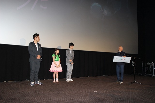 「夜明け告げるルーのうた」公開記念舞台挨拶 湯浅監督の手紙にルー役谷花音が涙