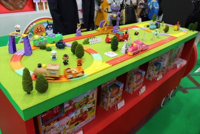 「妖怪ウォッチ」「プリキュア」に「ウルトラマン」「仮面ライダー」まで盛りだくさんなバンダイブース【おもちゃショー2017】