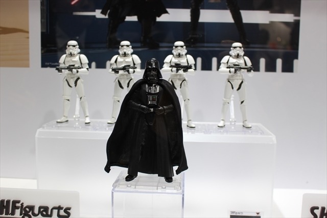 「ガンダム」「スター・ウォーズ」フィギュアやプラモがずらりと並ぶバンダイブース【おもちゃショー2017】