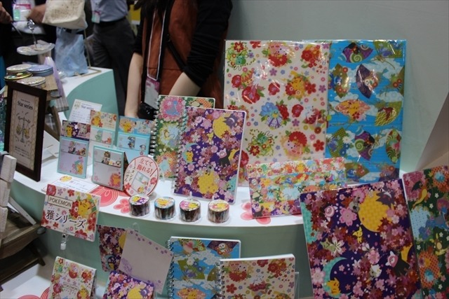 「ポケモン」「ドラえもん」のかわいいグッズから痛バッグまで！ショウワノートブース【おもちゃショー2017】