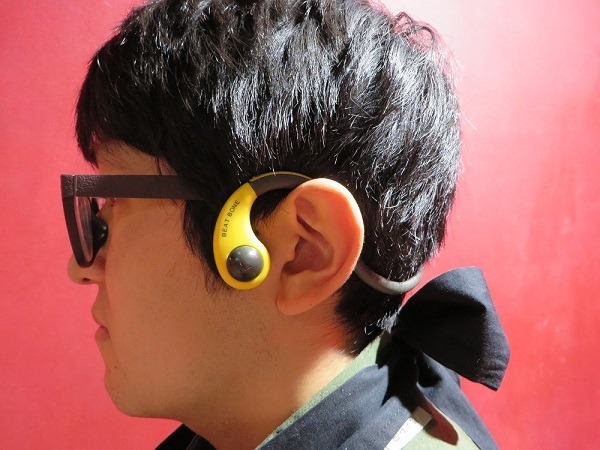 骨伝導の無線機（c）岸本斉史 スコット／集英社・テレビ東京・ぴえろ