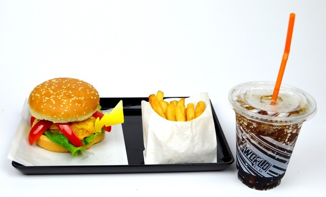 辛さと美味さに世界が驚く！ 雷バーガー（c）岸本斉史 スコット／集英社・テレビ東京・ぴえろ