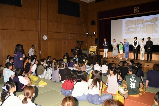 「怪盗グルーのミニオン大脱走」式根島で特別試写会、笑福亭鶴瓶が7年ぶりの再会に感激