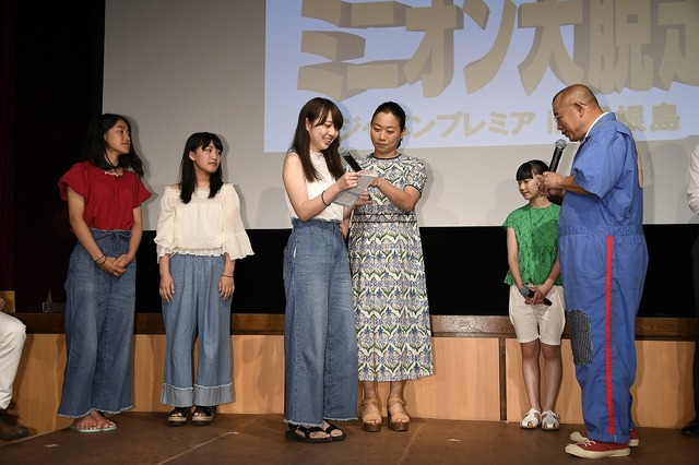 「怪盗グルーのミニオン大脱走」式根島で特別試写会、笑福亭鶴瓶が7年ぶりの再会に感激