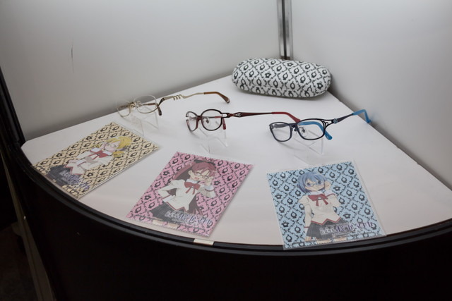 「Fate」や「ガルパン」など人気アニメとのコラボ眼鏡を販売 執事眼鏡eyemirrorブース【コミケ92】