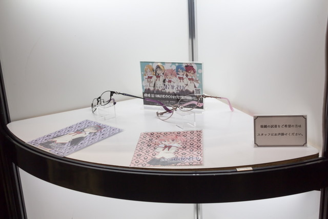 「Fate」や「ガルパン」など人気アニメとのコラボ眼鏡を販売 執事眼鏡eyemirrorブース【コミケ92】