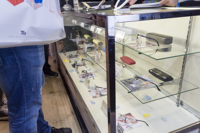 「Fate」や「ガルパン」など人気アニメとのコラボ眼鏡を販売 執事眼鏡eyemirrorブース【コミケ92】