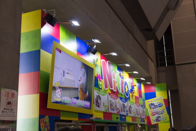 「そに子」や「刀剣乱舞」のニトロプラスは、玩具店をイメージしたカラフルな色彩でブース出展【コミケ92】
