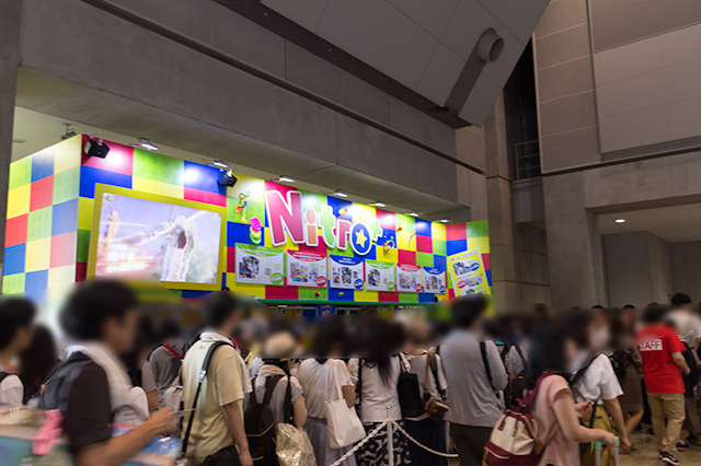 「そに子」や「刀剣乱舞」のニトロプラスは、玩具店をイメージしたカラフルな色彩でブース出展【コミケ92】
