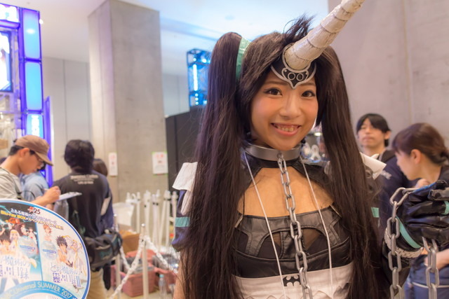「ごちうさ」チノちゃんコスのコンパニオンがお出迎え！NBCユニバーサルブース【コミケ92】