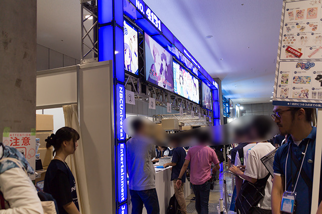 「ごちうさ」チノちゃんコスのコンパニオンがお出迎え！NBCユニバーサルブース【コミケ92】