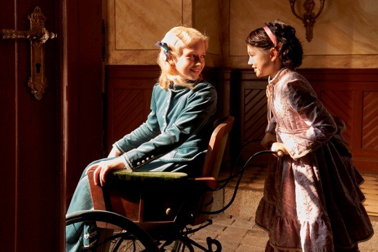 映画「ハイジ アルプスの物語」ロッテンマイヤーさんが猫で大パニック！ 本編映像を先行公開